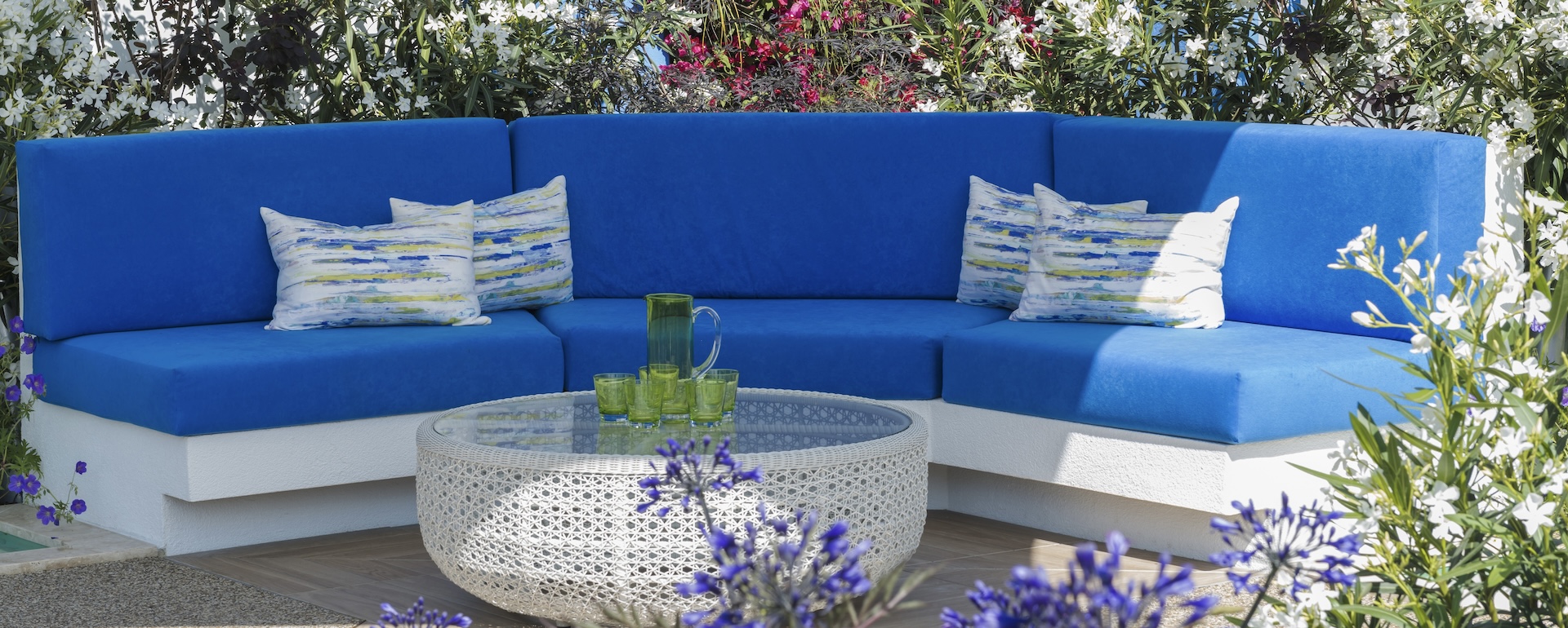 How To Choose The Right Outdoor Furniture and Accessories For Your Home – Header Image – 1